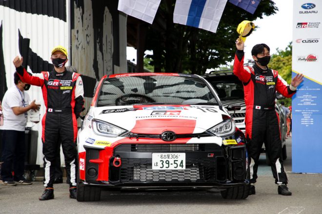 総合2位表彰台を獲得した眞貝知志／安藤裕一組（トヨタGRヤリスGR4ラリー）　2022全日本ラリー第5戦モントレー