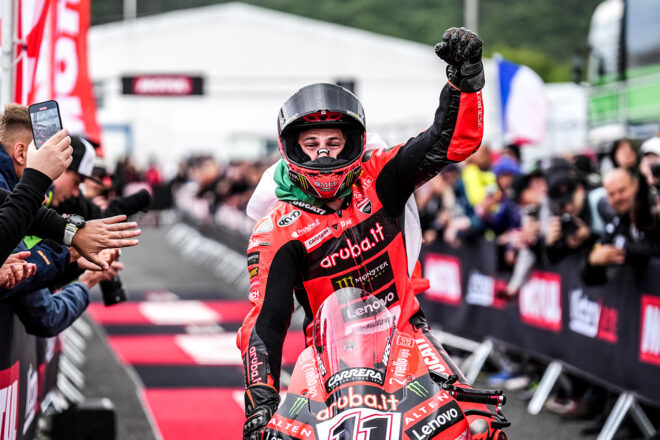 ゴール手前の劇的なオーバーテイク。ブレガが0.027秒差で制す【順位結果】2025SBK第5戦チェコ 決勝レース2